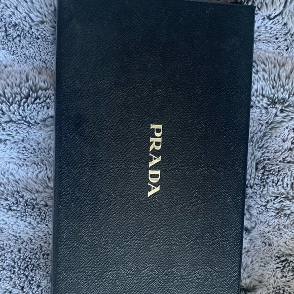 Authentic Prada wallet on chain - Picture 6 of 6